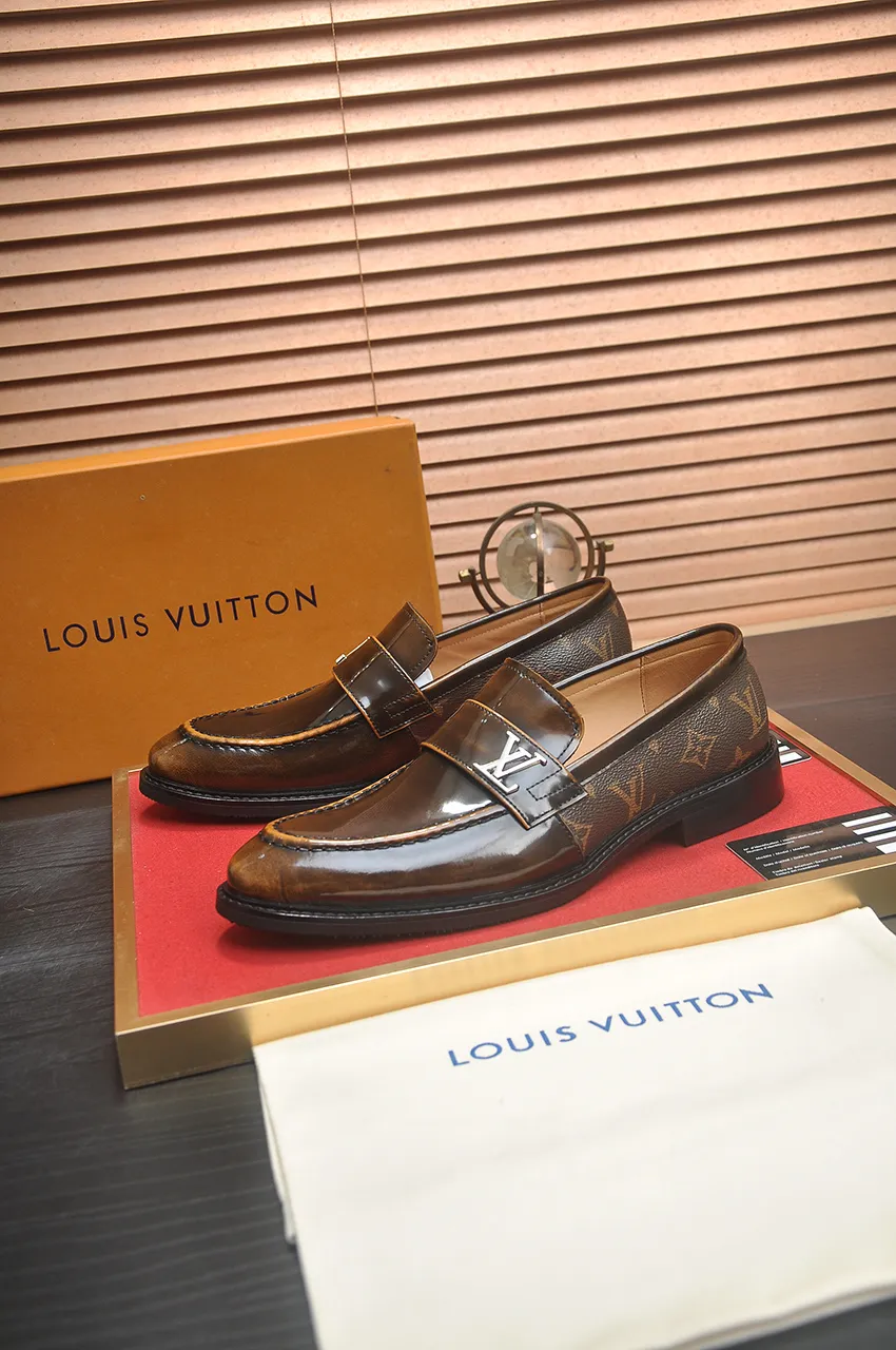 Men's men's shoes 💰460💶 [LV] (original single cowhide lining) 🍀LV's latest genuine leather business suit shoes are launched simultaneously on the official website. The first-layer cowhide imported from Italy is made of heavy gold, 💥1:1 rubber outsole from the official website. Versatile to wear, high-end without losing class, and the color combination is extraordinary. This four-season style is alluring when worn on your feet, showing off your big-name flair. Standard code 38-45 (45 customized)